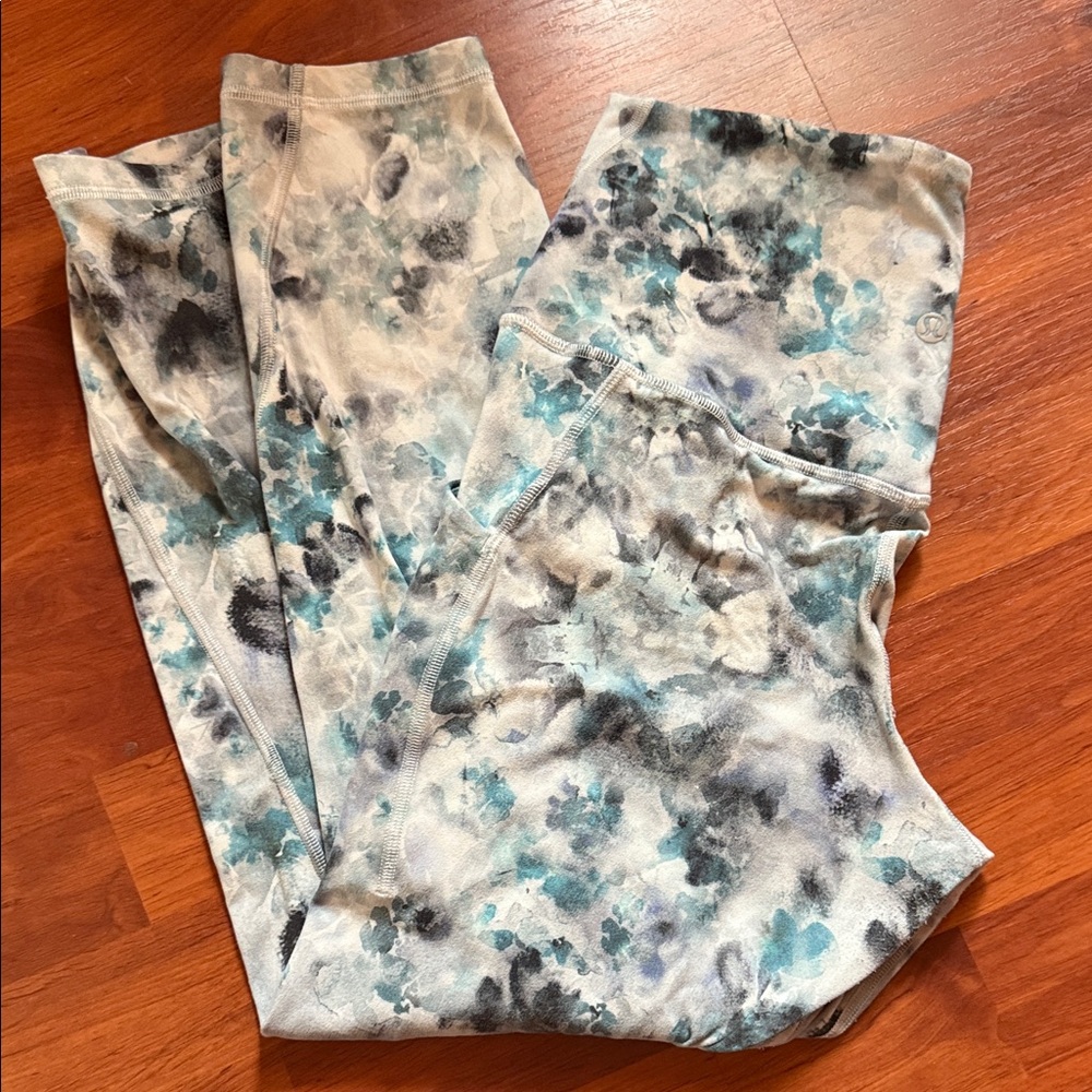 Floral Patterned Lululemon size 8 capri workout Leggings with pockets